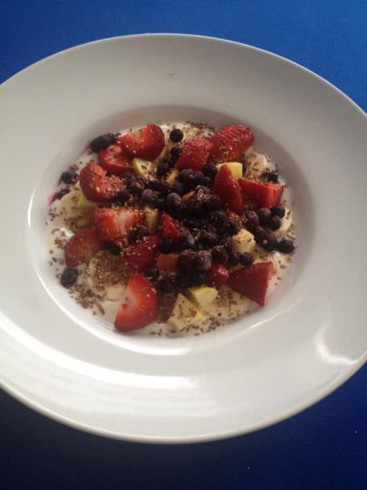 Obstsalat mit Joghurt und Leinsamen