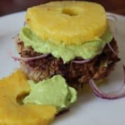 Ein Paleo konformer Ananas-Burger mit Guacamole