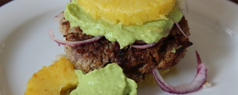 Ein Paleo konformer Ananas-Burger mit Guacamole