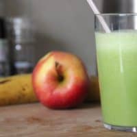 Ein grüner Smoothie aus Spinat, Banane und Apfel