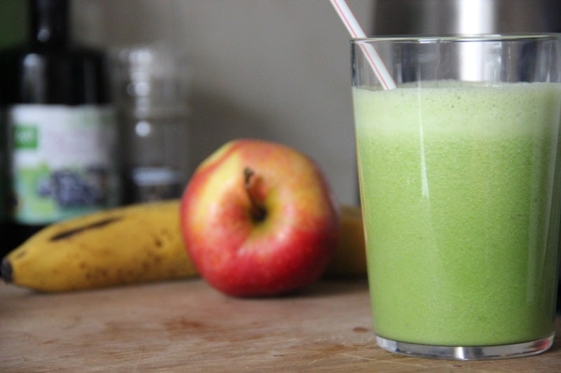 Ein grüner Smoothie aus Spinat, Banane und Apfel
