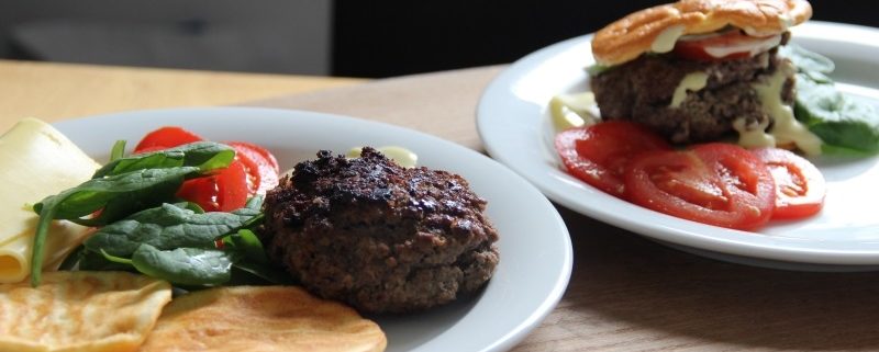 Ein Oopsie Burger ohne Weizenmehlbrötchen und frischem Spinat