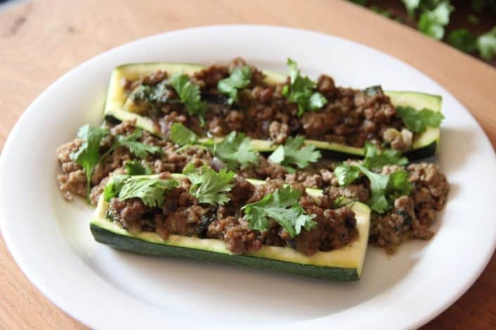 Zucchini-Boot mit Hackfleisch und frischem Koriander