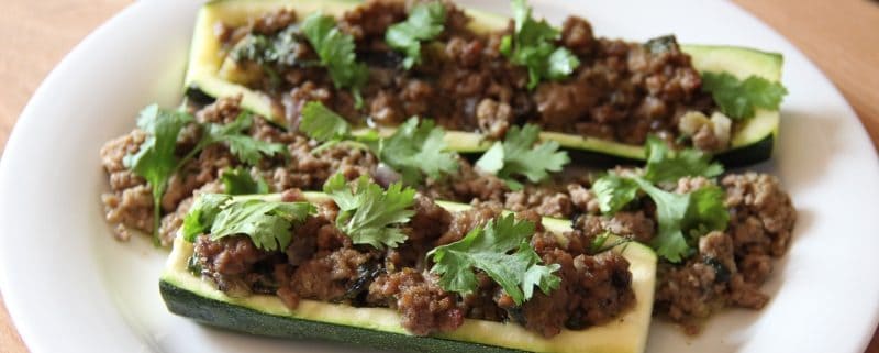 Zucchini-Boot mit Hackfleisch und frischem Koriander