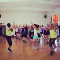 Eine Zumba Gruppe beim Workout