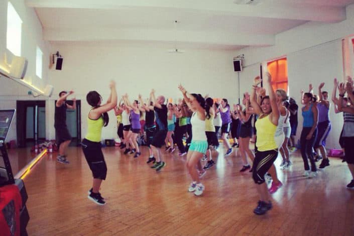 Eine Zumba Gruppe beim Workout