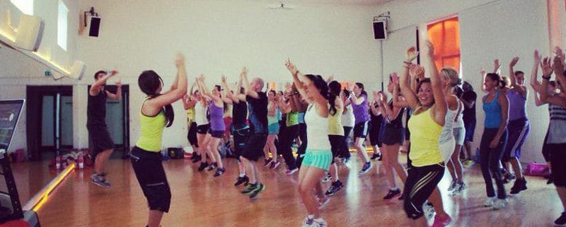 Eine Zumba Gruppe beim Workout