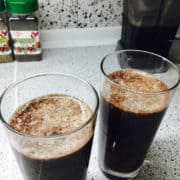 Grüner Smoothie mit Heidelbeeren, Spinat und Zimt