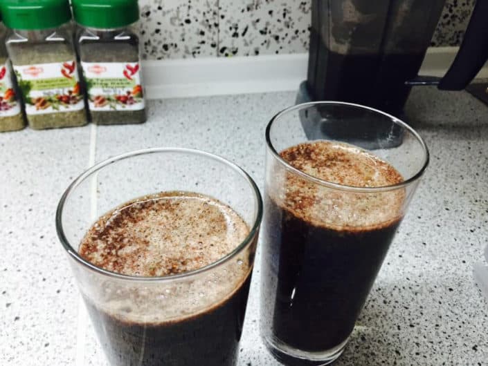 Grüner Smoothie mit Heidelbeeren, Spinat und Zimt