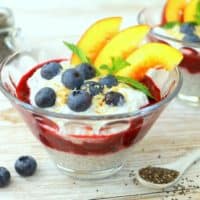 Chiapudding mit Beeren und Nektarinen