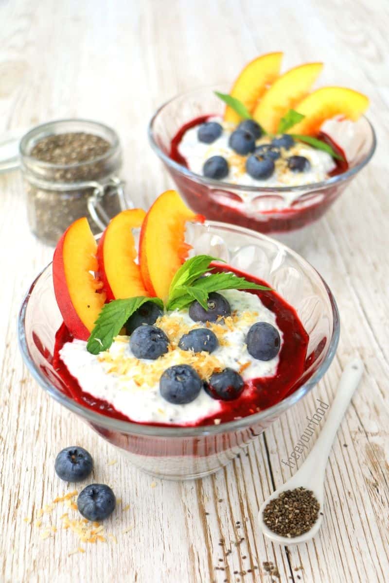 Chiapudding mit Beeren und Nektarinen