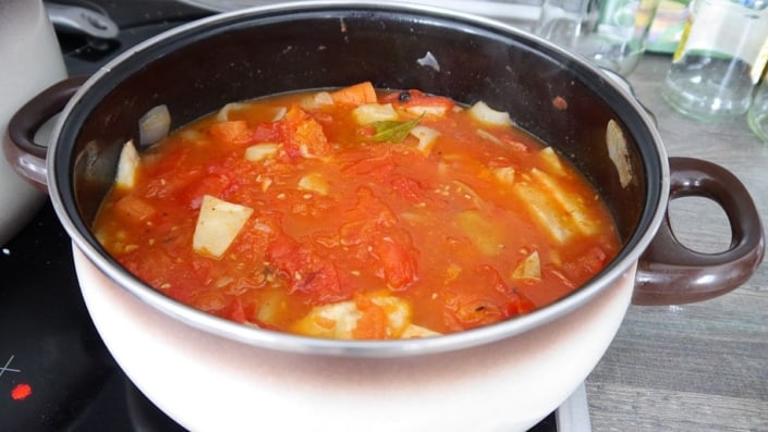 Tomatensauce einkochen im Topf